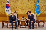 이재명 대통령이 9월 14일 청와대에서 한-중앙아시아 정상회의를 계기로 방한한 칸다 마사토 아시아개발은행(ADB) 총재를 접견하고 있다.