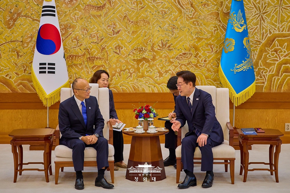 이재명 대통령이 9월 14일 청와대에서 한-중앙아시아 정상회의를 계기로 방한한 칸다 마사토 아시아개발은행(ADB) 총재를 접견하고 있다.