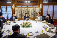 한성숙 국무총리가 9월 13일 서울 종로구 삼청동 국무총리 서울공관에서 열린 마약대응 현장요원과 열린 브런치에서 참석자들과 대화하고 있다.