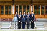 한성숙 국무총리가 9월 13일 서울 종로구 삼청동 국무총리 서울공관에서 열린 마약대응 현장요원과 열린 브런치에서 참석자들과 기념 촬영을 하고 있다.