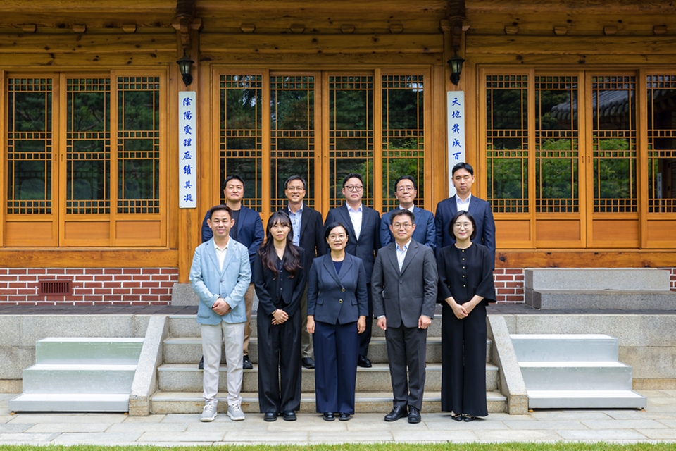 한성숙 국무총리가 9월 13일 서울 종로구 삼청동 국무총리 서울공관에서 열린 마약대응 현장요원과 열린 브런치에서 참석자들과 기념 촬영을 하고 있다.