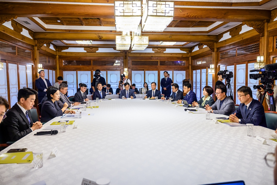 한성숙 국무총리가 9월 13일 서울 종로구 삼청동 국무총리 서울공관에서 열린 고위당정협의회에서 발언하고 있다.