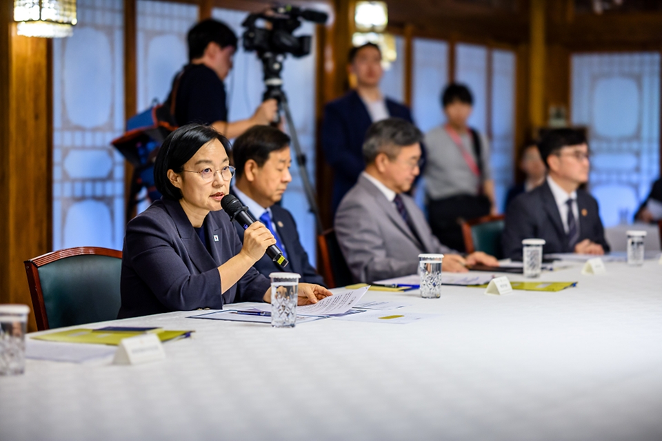 한성숙 국무총리가 9월 13일 서울 종로구 삼청동 국무총리 서울공관에서 열린 고위당정협의회에서 발언하고 있다.