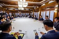 한성숙 국무총리가 9월 13일 서울 종로구 삼청동 국무총리 서울공관에서 열린 고위당정협의회에서 발언하고 있다.