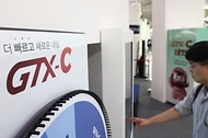 9월 15일 경기 수원시 팔달구 수원역 대합실에서 열린 수도권광역급행철도 GTX-C 홍보관 개관식에서 한 시민이 부스를 체험하고 있다.