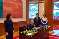 이재명 대통령이 9월 14일 청와대에서 국빈 방한한 샤브카트 미르지요예프 우즈베키스탄 대통령의 방명록 작성 모습을 지켜보고 있다.