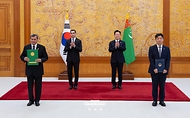 박규형 대검찰청 기획조정부장과 라시드 메레도프 외교부총리 겸 외교부 장관이 9월 15일 청와대에서 이재명 대통령과 세르다르 베르디무하메도프 대통령이 임석한 가운데 초국가적 조직범죄 척결을 위한 협력에 관한 양해각서 문건을 교환한 뒤 기념 촬영을 하고 있다.