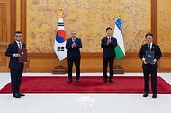 박은식 산림청장과 바흐티요르 사이도프 우즈베키스탄 외교부장관이 9월 14일 청와대에서 이재명 대통령과 샤브카트 미르지요예프 대통령이 임석한 가운데 디지털 산림복원 및 기후 대응 협력에 관한 양해각서 문건을 교환한 뒤 기념 촬영을 하고 있다.