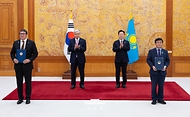 김성환 기후에너지환경부 장관과 알마사담 사트칼리예프 카자흐스탄 원자력청장이 9월 15일 청와대에서 이재명 대통령과 카심-조마르트 토카예프 대통령이 임석한 가운데 원자력 평화적 이용에 관한 양해각서 문건을 교환한 뒤 기념 촬영을 하고 있다.