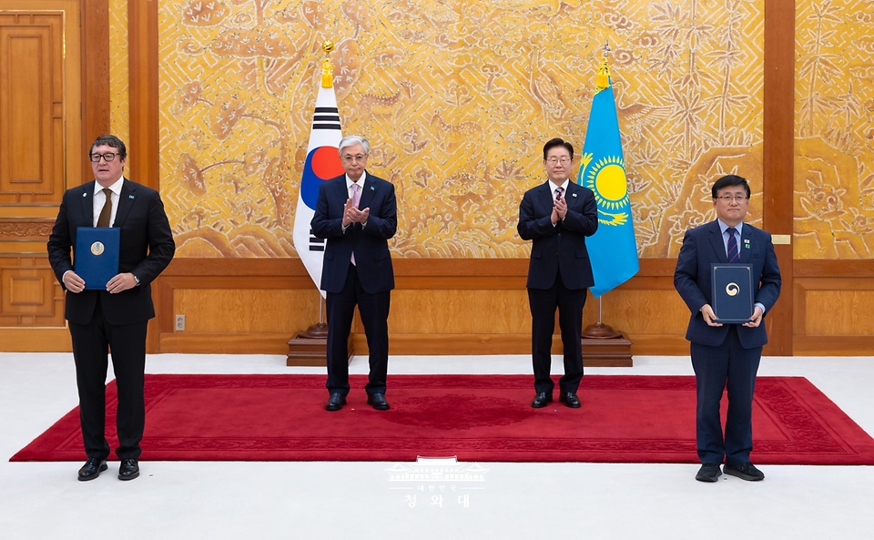 김성환 기후에너지환경부 장관과 알마사담 사트칼리예프 카자흐스탄 원자력청장이 9월 15일 청와대에서 이재명 대통령과 카심-조마르트 토카예프 대통령이 임석한 가운데 원자력 평화적 이용에 관한 양해각서 문건을 교환한 뒤 기념 촬영을 하고 있다.