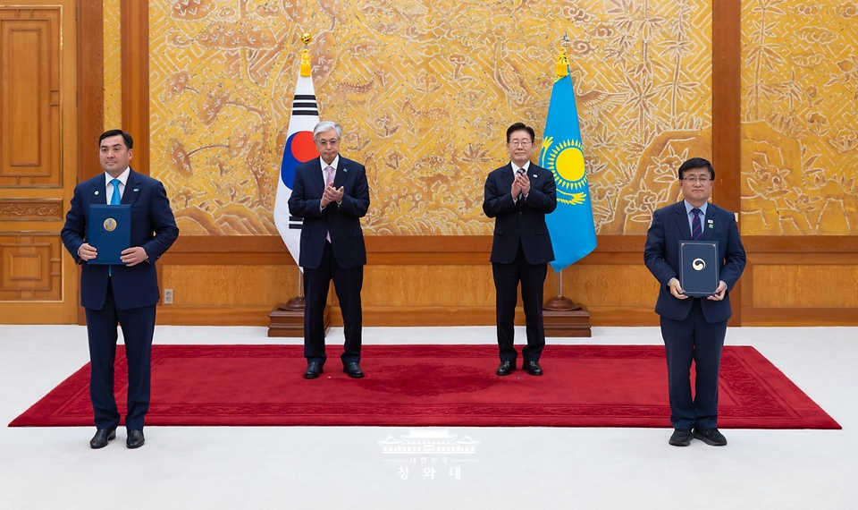 김성환 기후에너지환경부 장관과 예를란 아켄제노프 카자흐스탄 에너지부장관이 9월 15일 청와대에서 이재명 대통령과 카심-조마르트 토카예프 카자흐스탄 대통령이 임석한 가운데 재생에너지 및 청정에너지 전환 협력 양해각서 문건을 교환한 뒤 기념 촬영을 하고 있다.