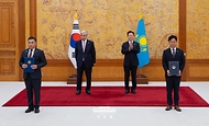 김영훈 노동부 장관과 아스카르벡 예르타예프 카자흐스탄 노동사회보호부장관이 9월 15일 청와대에서 이재명 대통령과 카심-조마르트 토카예프 대통령이 임석한 가운데 고용허가제 하 노동자 송출·도입에 관한 양해각서 문건을 교환한 뒤 기념 촬영을 하고 있다.
