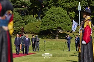 이재명 대통령이 9월 14일 청와대에서 국빈 방한한 샤브카트 미르지요예프 우즈베키스탄 대통령과 함께 공식 환영식장으로 향하고 있다.