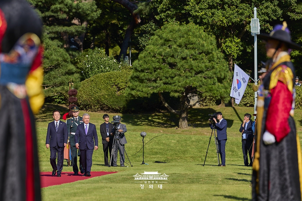 이재명 대통령이 9월 14일 청와대에서 국빈 방한한 샤브카트 미르지요예프 우즈베키스탄 대통령과 함께 공식 환영식장으로 향하고 있다.