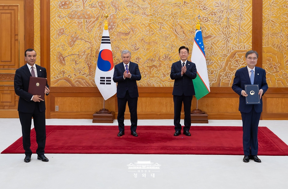 조현 외교부 장관과 오조드벡 나자르베코프 우즈베키스탄 문화부 장관이 9월 14일 청와대에서 이재명 대통령과 샤브카트 미르지요예프 대통령이 임석한 가운데 관광 분야 협력에 관한 양해각서 문건을 교환한 뒤 기념 촬영을 하고 있다.