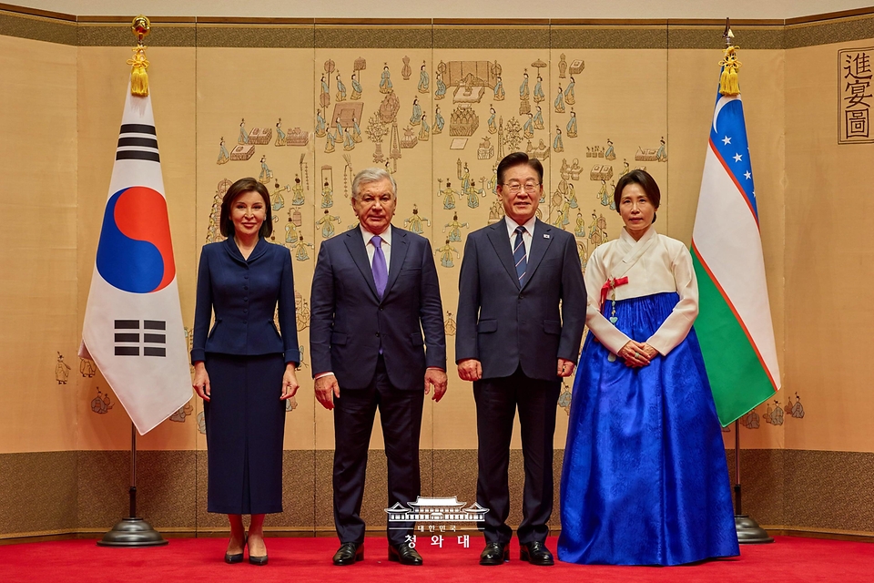 이재명 대통령과 김혜경 여사가 9월 14일 청와대에서 국빈 방한한 미르지요예프 우즈베키스탄 대통령, 지로아트 미르지요예바 여사와 함께 기념 촬영을 하고 있다.