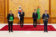 조현 외교부 장관과 호자무라트 겔디무라도프 투르크메니스탄 경제부총리가 9월 15일 청와대에서 이재명 대통령과 세르다르 베르디무하메도프 대통령이 임석한 가운데 투자 증진 및 보호를 위한 협정 문건을 교환한 뒤 기념 촬영을 하고 있다.