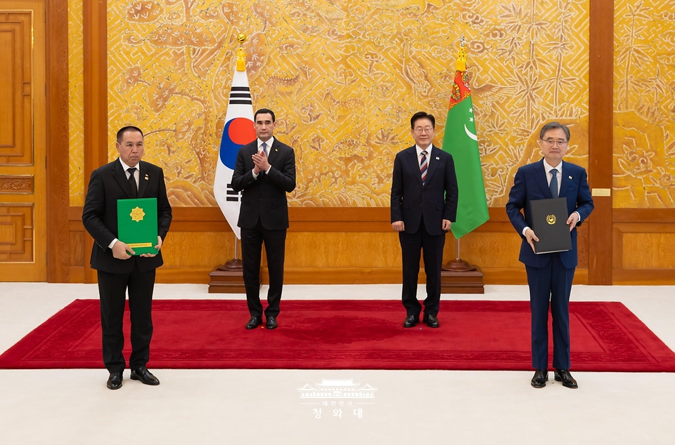 조현 외교부 장관과 호자무라트 겔디무라도프 투르크메니스탄 경제부총리가 9월 15일 청와대에서 이재명 대통령과 세르다르 베르디무하메도프 대통령이 임석한 가운데 투자 증진 및 보호를 위한 협정 문건을 교환한 뒤 기념 촬영을 하고 있다.