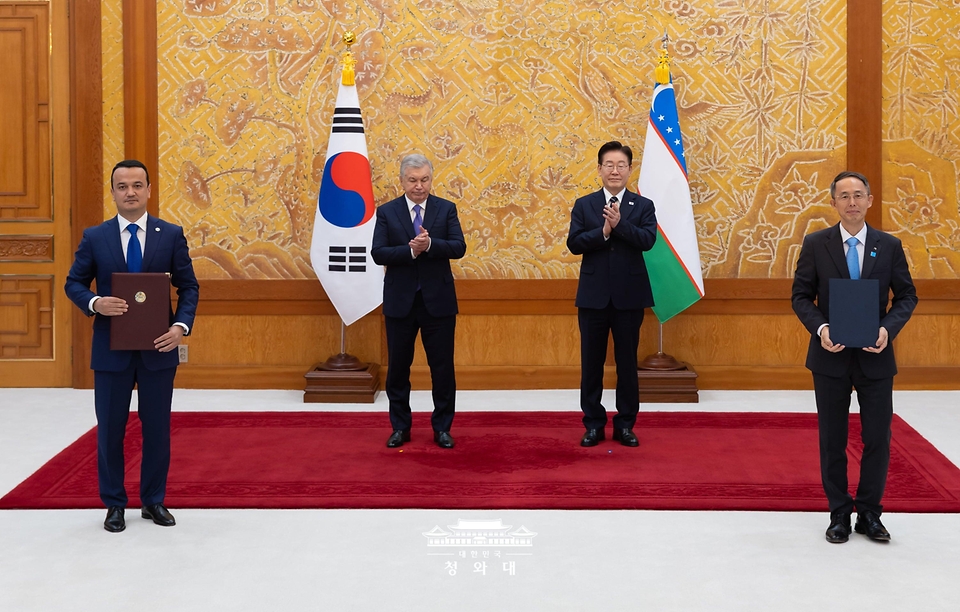 황기연 한국수출입은행장과 라지즈 쿠드라토프 우즈베키스탄 투자산업통상부장관이 9월 14일 청와대에서 이재명 대통령과 샤브카트 미르지요예프 대통령이 임석한 가운데 전략적 사업발굴 체계 구축을 위한 양해각서 문건을 교환한 뒤 기념 촬영을 하고 있다.