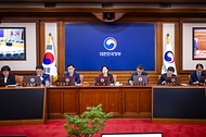 한성숙 국무총리가 9월 15일 서울 종로구 정부서울청사에서 국무회의를 주재하고 있다.