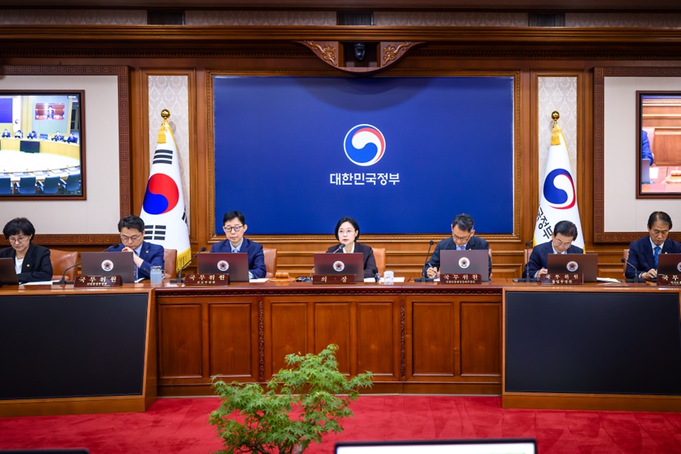 한성숙 국무총리가 9월 15일 서울 종로구 정부서울청사에서 국무회의를 주재하고 있다.