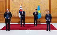 김정관 산업부 장관과 알마사담 사트칼리예프 카자흐스탄 원자력청장이 9월 15일 청와대에서 이재명 대통령과 카심-조마르트 토카예프 대통령이 임석한 가운데 평화적 목적의 원자력 이용 분야 협력 구축을 위한 양해각서 문건을 교환한 뒤 기념 촬영을 하고 있다.