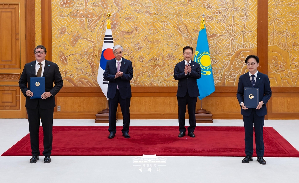 김정관 산업부 장관과 알마사담 사트칼리예프 카자흐스탄 원자력청장이 9월 15일 청와대에서 이재명 대통령과 카심-조마르트 토카예프 대통령이 임석한 가운데 평화적 목적의 원자력 이용 분야 협력 구축을 위한 양해각서 문건을 교환한 뒤 기념 촬영을 하고 있다.