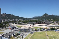 제1차 한·중앙아시아 정상회의가 열리고 있는 9월 15일 서울 광화문 알대에 현수막이 걸려 있다. 경찰은 오는 16일 '한·중앙아시아 정상회의' 일정에 맞춰 서울 도심 주요 도로 통제에 나선다고 14일 밝혔다.
