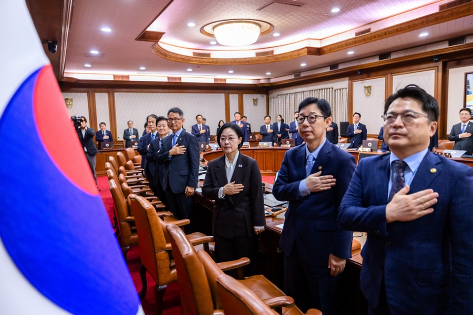 한성숙 국무총리가 9월 15일 서울 종로구 정부서울청사에서 국무회의를 주재하고 있다.