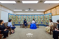 김혜경 여사와 우즈베키스탄 대통령 부인 지로아트 미르지요예바 여사가 9월 14일 서울 종로구 국립고궁박물관을 방문해 대화하고 있다.