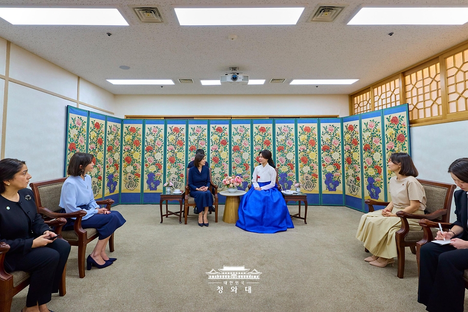 김혜경 여사와 우즈베키스탄 대통령 부인 지로아트 미르지요예바 여사가 9월 14일 서울 종로구 국립고궁박물관을 방문해 대화하고 있다.