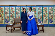 김혜경 여사와 우즈베키스탄 대통령 부인 지로아트 미르지요예바 여사가 9월 14일 서울 종로구 국립고궁박물관을 방문해 기념촬영을 하고 있다.