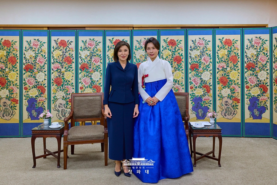 김혜경 여사와 우즈베키스탄 대통령 부인 지로아트 미르지요예바 여사가 9월 14일 서울 종로구 국립고궁박물관을 방문해 기념촬영을 하고 있다.