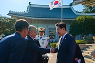이재명 대통령이 9월 14일 청와대에서 국빈 방한한 샤브카트 미르지요예프 우즈베키스탄 대통령과 인사하고 있다.