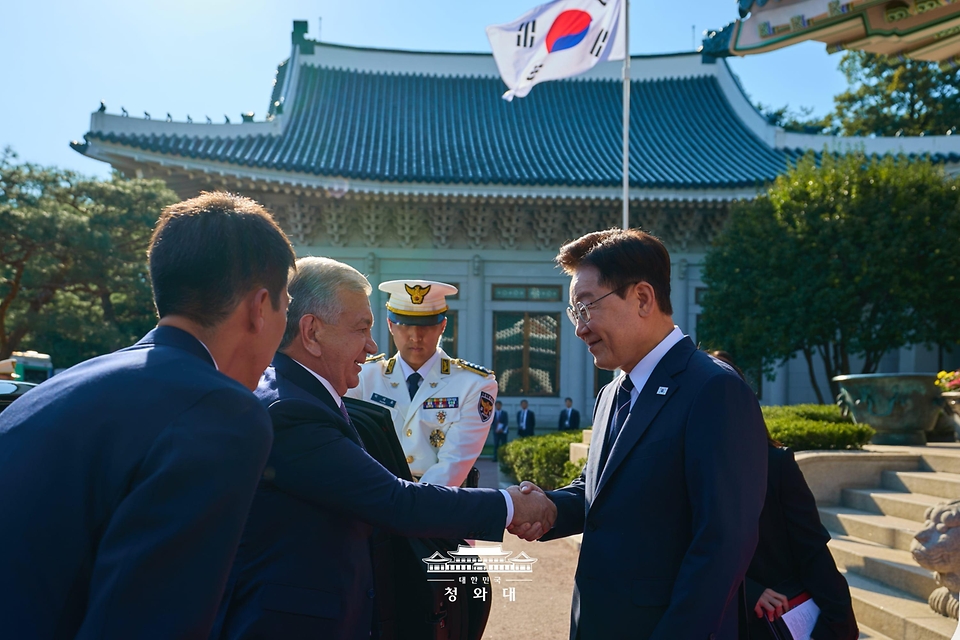 이재명 대통령이 9월 14일 청와대에서 국빈 방한한 샤브카트 미르지요예프 우즈베키스탄 대통령과 인사하고 있다.