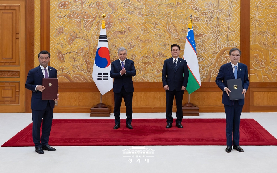 조현 외교부 장관과 바흐티요르 사이도프 우즈베키스탄 외교부 장관이 9월 14일 청와대에서 이재명 대통령과 샤브카트 미르지요예프 대통령이 임석한 가운데 수형자이송 조약 관련 문건을 교환한 뒤 기념 촬영을 하고 있다.