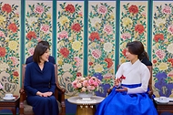 김혜경 여사와 우즈베키스탄 대통령 부인 지로아트 미르지요예바 여사가 9월 14일 서울 종로구 국립고궁박물관을 방문해 대화하고 있다.