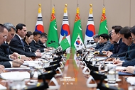 이재명 대통령과 세르다르 베르디무하메도프 투르크메니스탄 대통령이 9월 15일 청와대에서 확대 정상회담을 하고 있다.