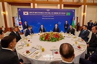 이재명 대통령과 세르다르 베르디무하메도프 투르크메니스탄 대통령이 9월 15일 청와대에서 열린 국빈 방문 환영 오찬에 참석해 있다.