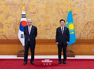 이재명 대통령과 카심-조마르트 토카예프 카자흐스탄 대통령이 9월 15일 청와대에서 열린 협정·양해각서 체결식에서 기념 촬영을 하고 있다.