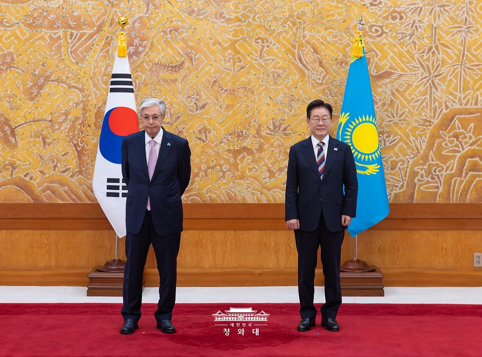 이재명 대통령과 카심-조마르트 토카예프 카자흐스탄 대통령이 9월 15일 청와대에서 열린 협정·양해각서 체결식에서 기념 촬영을 하고 있다.