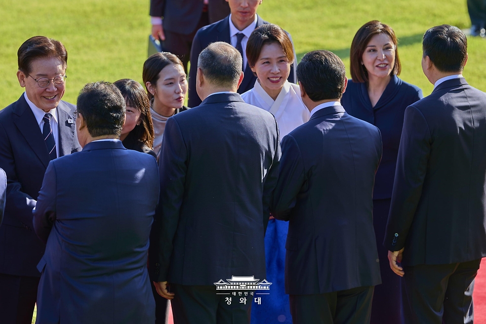 이재명 대통령과 김혜경 여사가 9월 14일 청와대에서 열린 샤브카트 미르지요예프 우즈베키스탄 대통령 국빈 방한 공식 환영식에서 참석자들과 인사하고 있다.