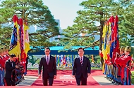 이재명 대통령이 9월 15일 청와대에서 국빈 방한한 세르다르 베르디무하메도프 투르크메니스탄 대통령과 함께 공식 환영식장으로 향하고 있다.
