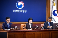 한성숙 국무총리가 9월 15일 서울 종로구 정부서울청사에서 국무회의를 주재하고 있다.