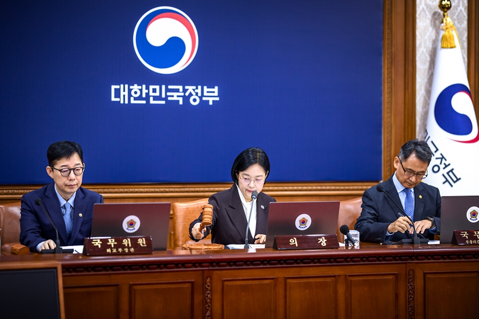 한성숙 국무총리가 9월 15일 서울 종로구 정부서울청사에서 국무회의를 주재하고 있다.