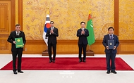 김성환 에너지부 장관과 두르디 젠지예프 투르크메니스탄 수자원위원회 위원장이 9월 15일 청와대에서 이재명 대통령과 세르다르 베르디무하메도프 대통령이 임석한 가운데 수자원 관리 분야 협력에 관한 양해각서 문건을 교환한 뒤 기념 촬영을 하고 있다.