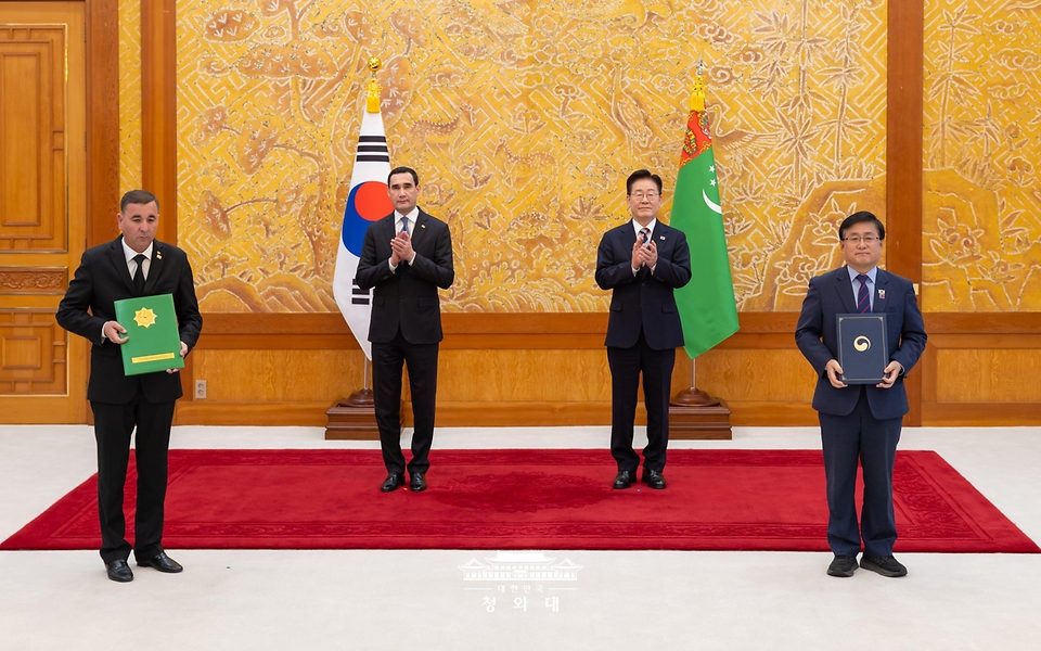 김성환 에너지부 장관과 두르디 젠지예프 투르크메니스탄 수자원위원회 위원장이 9월 15일 청와대에서 이재명 대통령과 세르다르 베르디무하메도프 대통령이 임석한 가운데 수자원 관리 분야 협력에 관한 양해각서 문건을 교환한 뒤 기념 촬영을 하고 있다.