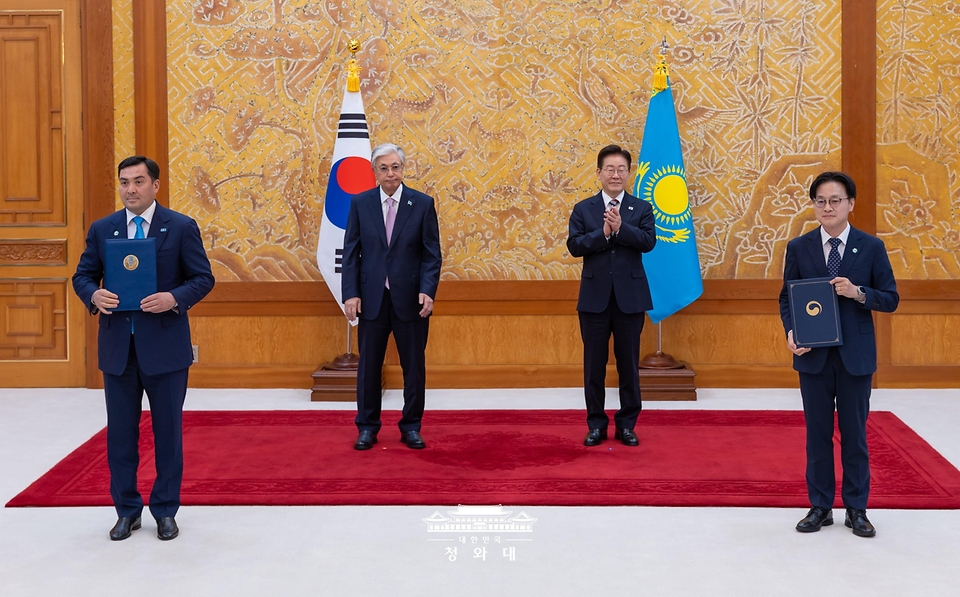 김정관 산업부 장관과 예를란 아켄제노프 카자흐스탄 에너지부장관이 9월 15일 청와대에서 이재명 대통령과 카심-조마르트 토카예프 대통령이 임석한 가운데 원유 협력에 관한 기본약정 문건을 교환한 뒤 기념 촬영을 하고 있다.