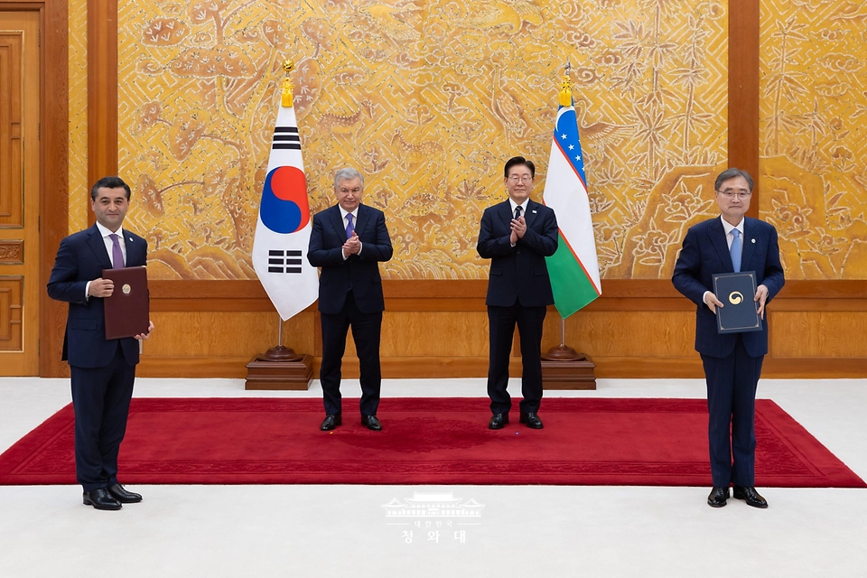 조현 외교부 장관과 바흐티요르 사이도프 우즈베키스탄 외교부 장관이 9월 14일 청와대에서 이재명 대통령과 샤브카트 미르지요예프 대통령이 임석한 가운데 수형자이송 조약 관련 문건을 교환한 뒤 기념 촬영을 하고 있다.