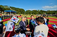 이재명 대통령과 샤브카트 미르지요예프 우즈베키스탄 대통령이 9월 14일 청와대에서 열린 국빈 방한 공식 환영식에서 어린이 환영단을 향해 인사하고 있다.
